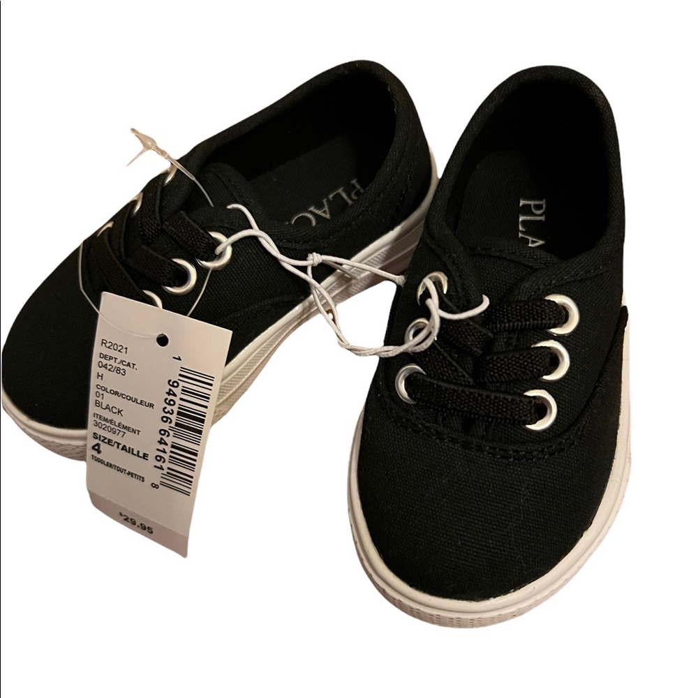 Tennis shoes
